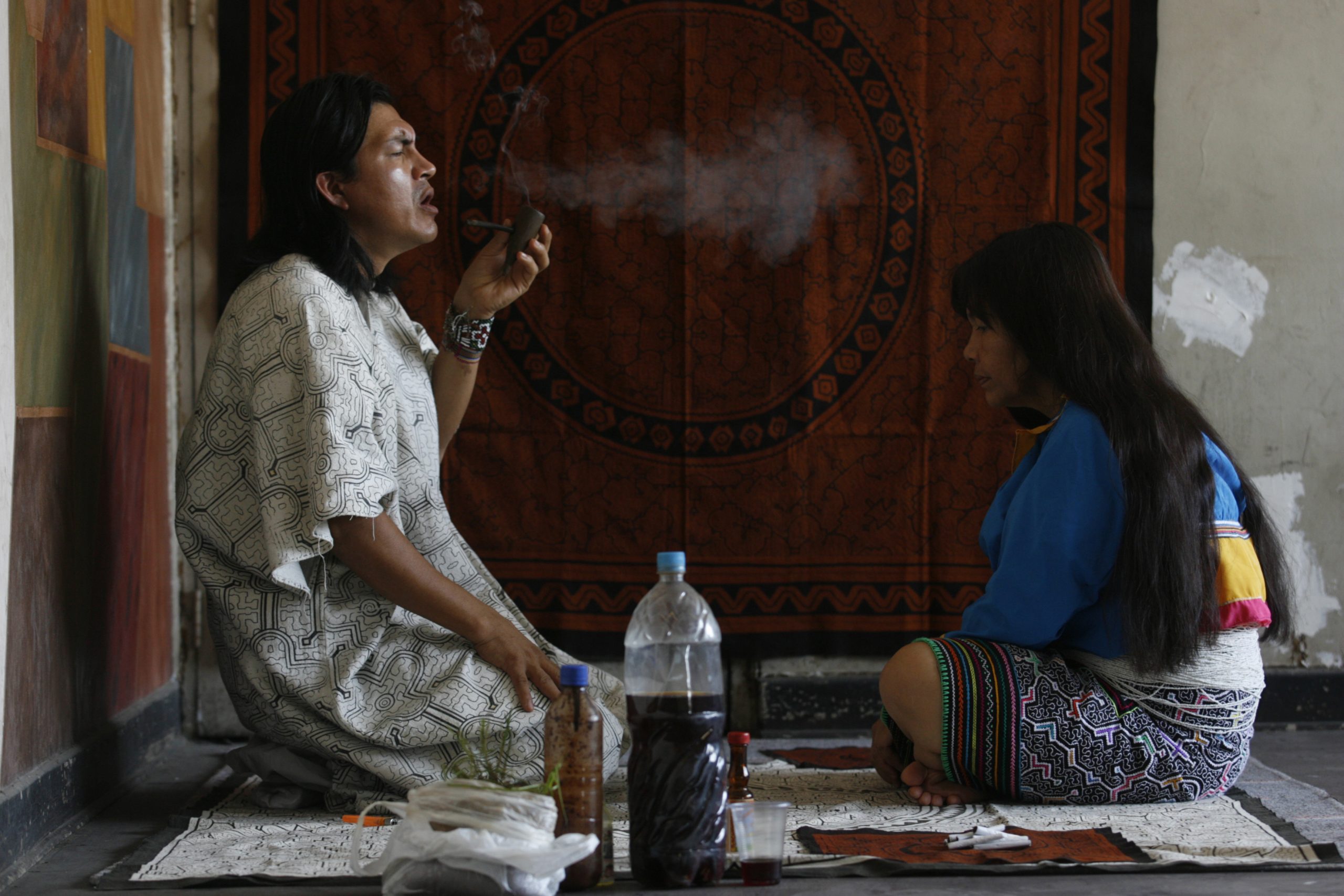 Pedro Tangoa realiza um tratamento com ayahuasca