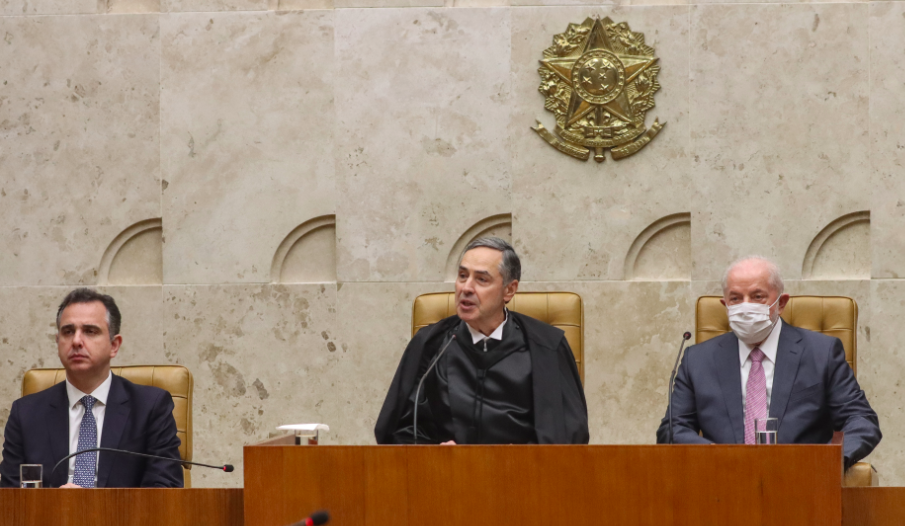 Os três sentados à bancada da presidência do Supremo. Brasão da República ao fundo