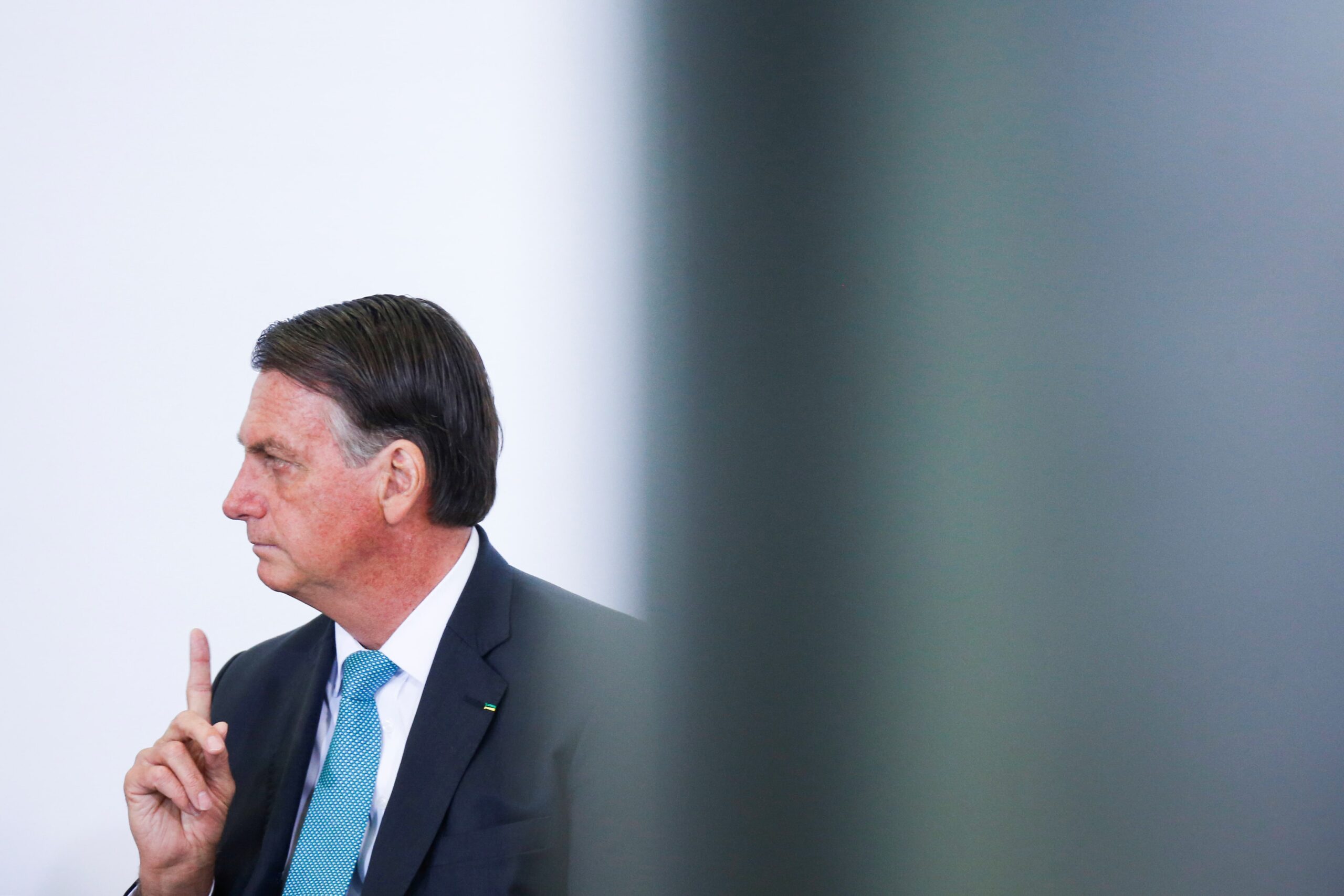 Bolsonaro aponta para o alto