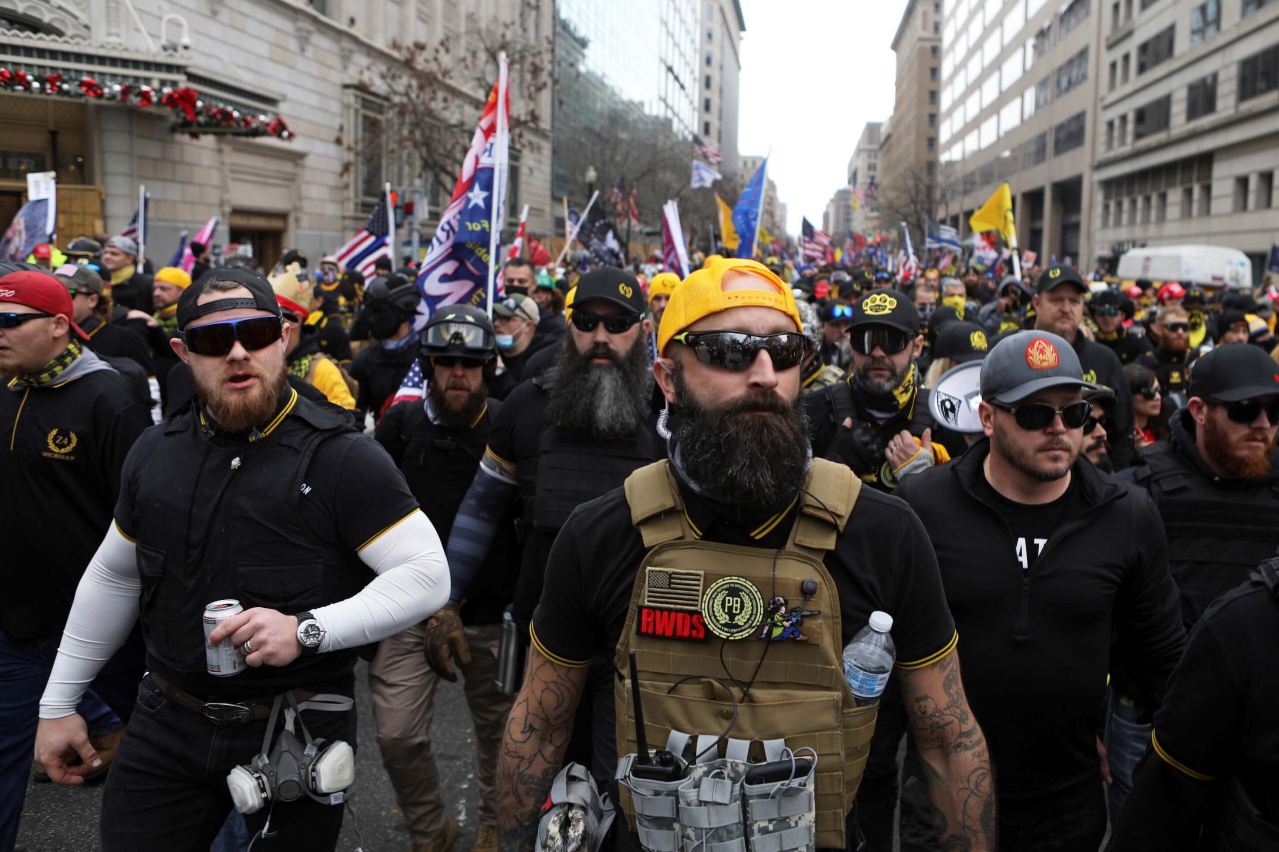 Membros do Proud Boys em roupas paramilitares marcham juntos pelas ruas de Washington