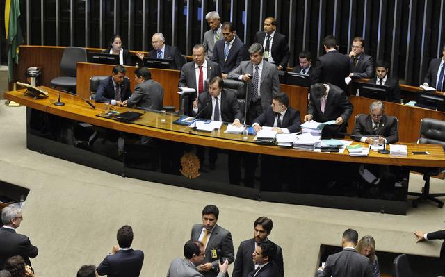 Deputados conversando em volta da Mesa Diretora na Câmara dos Deputados