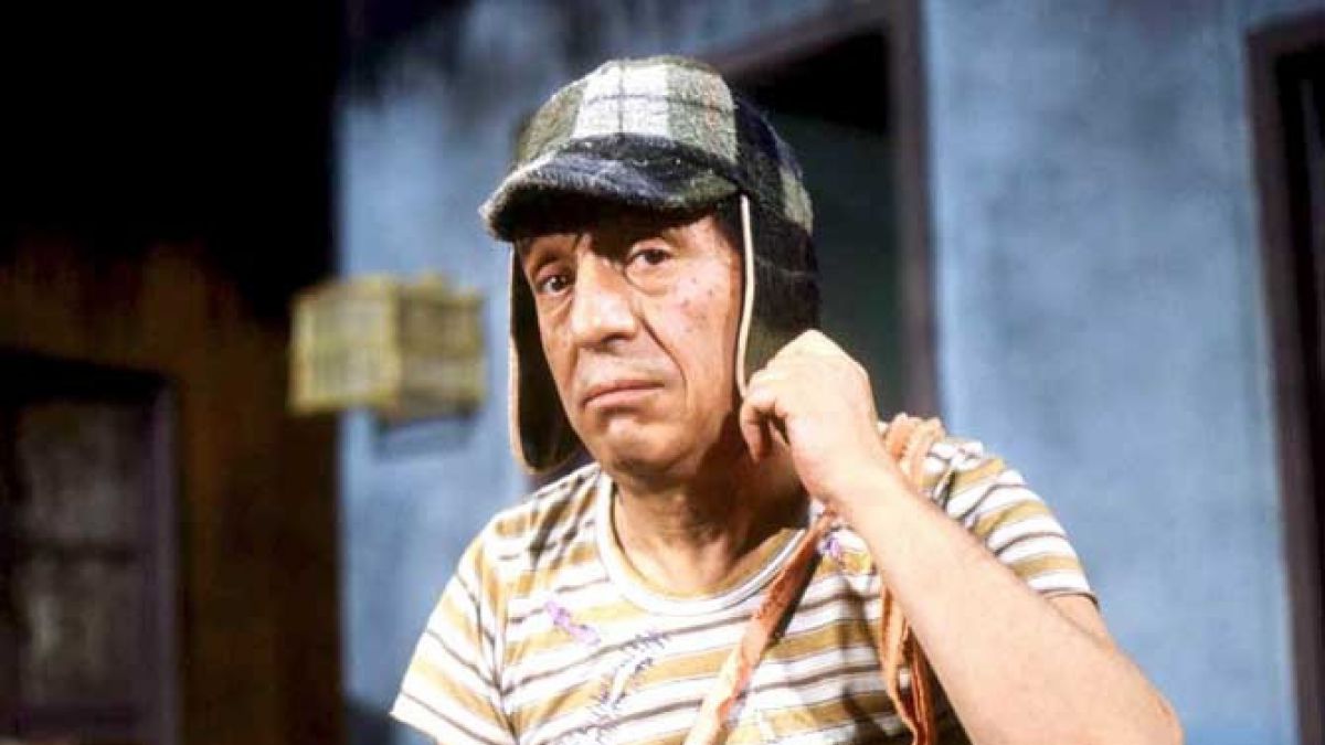 Por que Chaves faz tanto sucesso até hoje no Brasil? Poucos programas de televisão atravessaram gerações com tamanha presença no imaginário coletivo quanto Chaves. Décadas após sua estreia no Brasil, o seriado mexicano continua atraindo novos públicos e mantendo fãs fiéis. personagem-chaves-em-cena-clássica-da-serie-mexicana-usando-boné-e-camisa-listrada