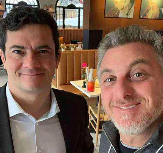 Huck tira selfie com Moro. Os dois sorriem