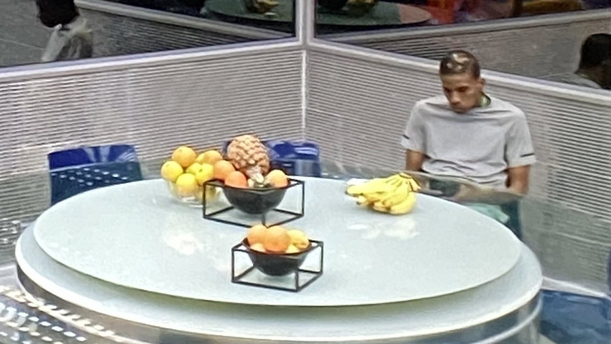 O ator Lucas Penteado almoçando sozinho no BBB 21