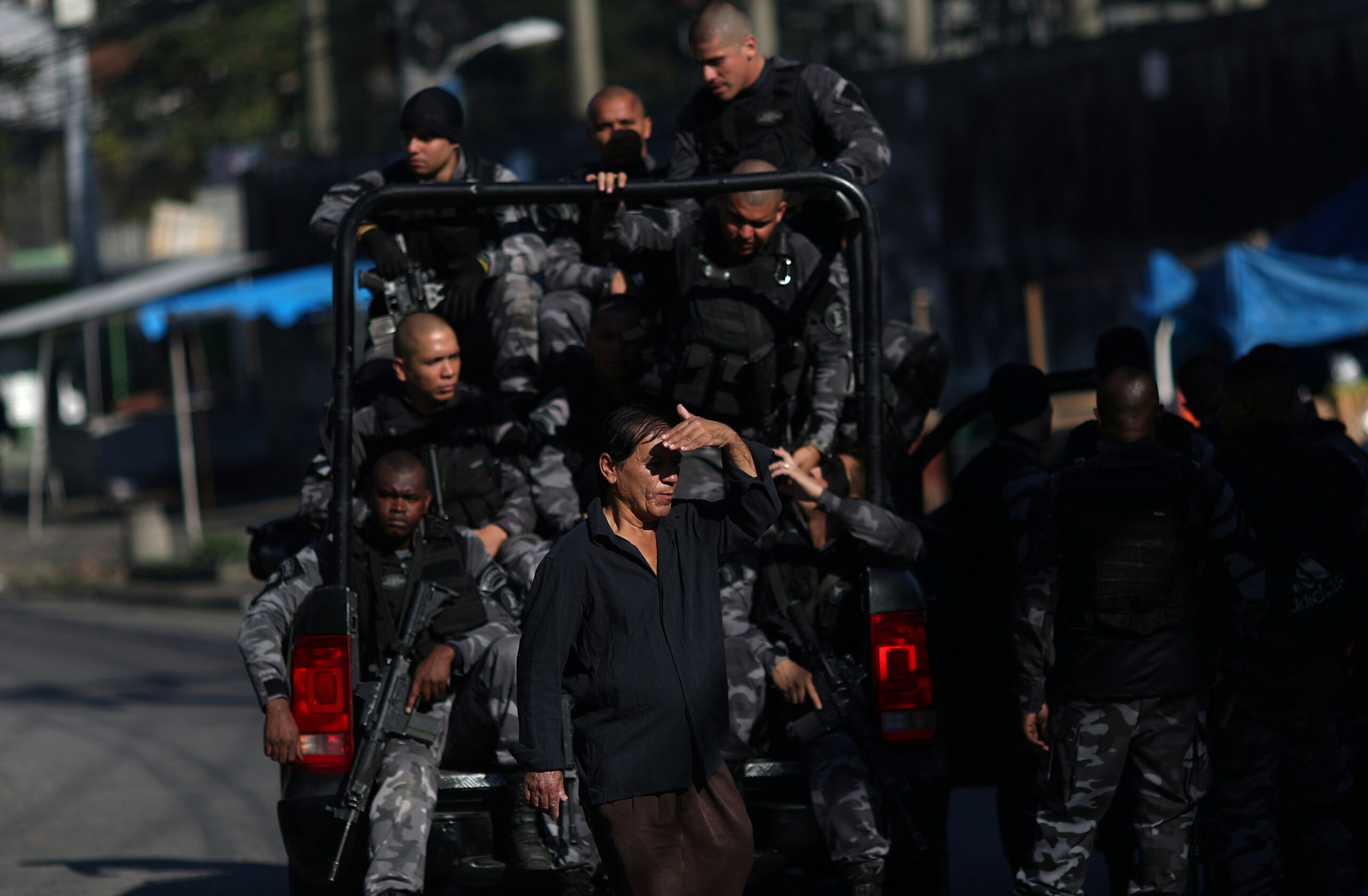 Policiais realizam ação na comunidade Complexo do Alemão, no Rio, em julho de 2018