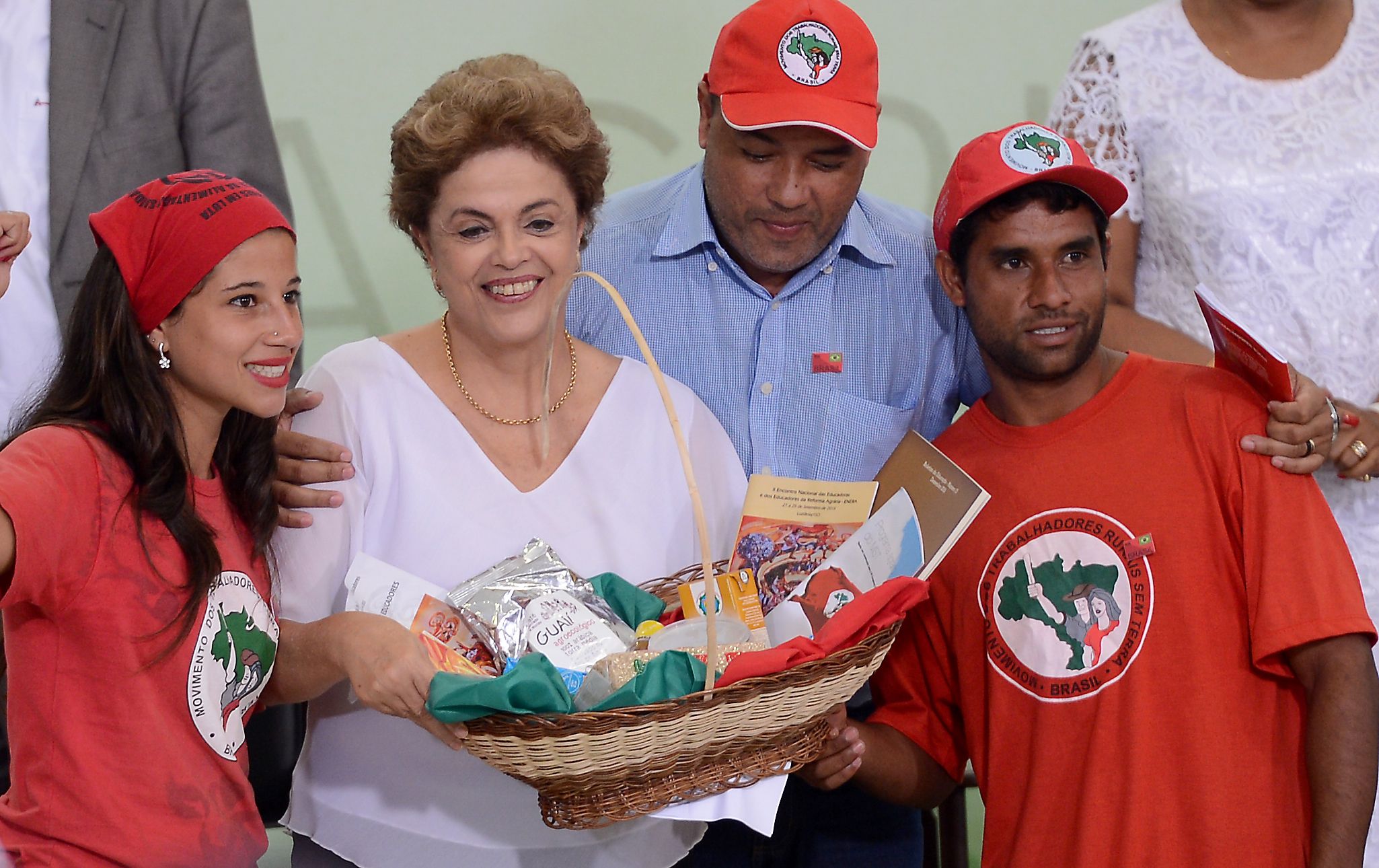 Dilma entre integrantes do MST, durante evento no Palácio do Planalto, em abril