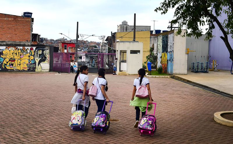 Alunas com suas mochilas em São Paulo