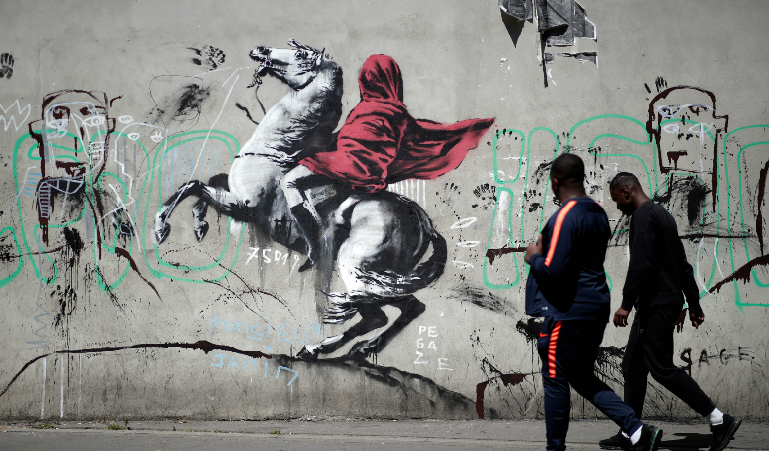 A arte de Banksy em Paris. E as críticas às políticas anti