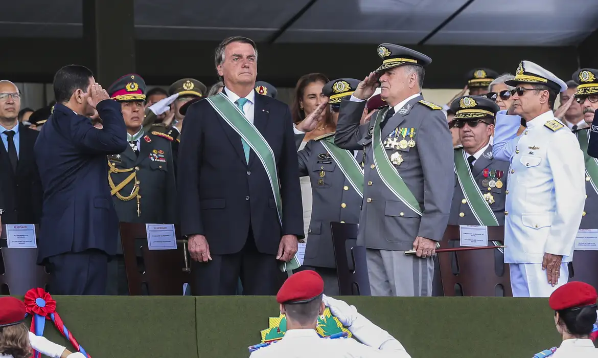 Militares prestam continência a Bolsonaro