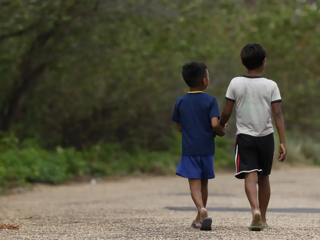 Crianças indígenas nos arredores caminham em Boa Vista (RR)