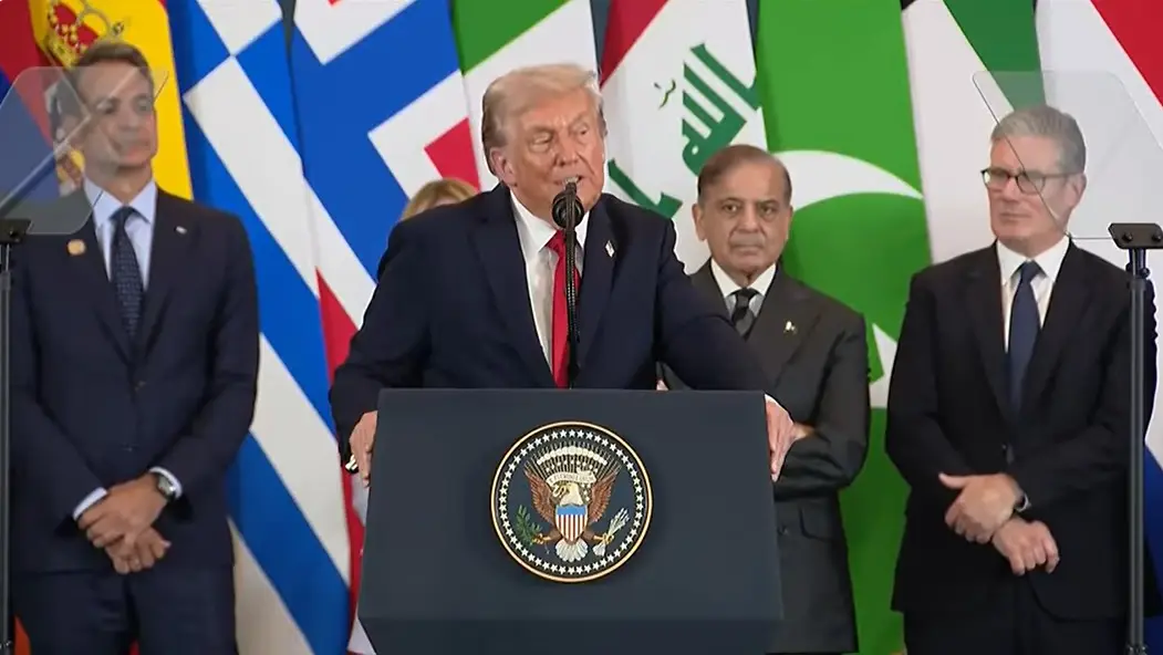 Donald Trump discursa durante cúpula no Egito