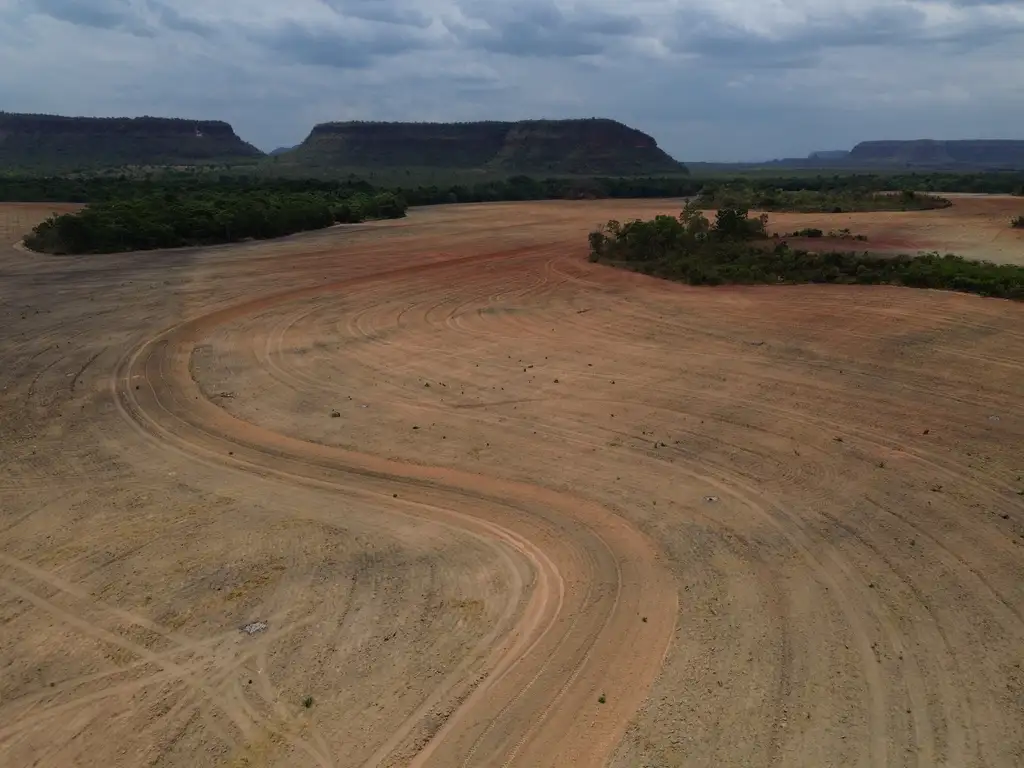 Lavoura de cultivo de soja avança sobre a vegetação do cerrado na região do Vão do Uruçuí, nos Gerais de Balsas