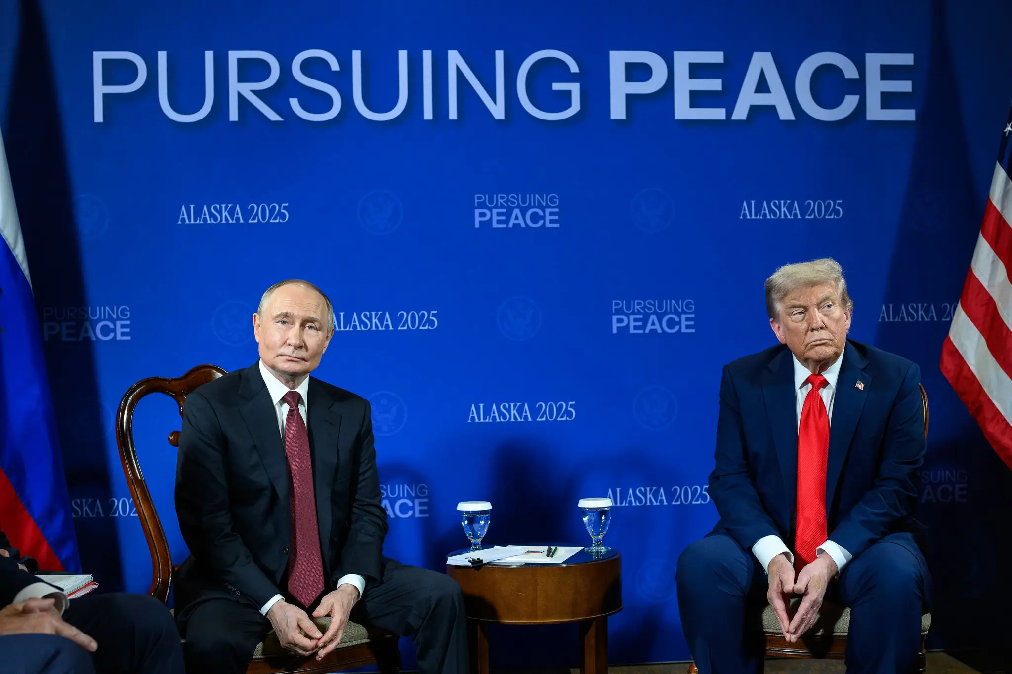 Vladimir Putin e Donald Trump durante reunião no Alaska