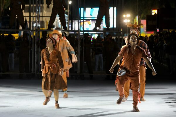 Integrantes da Acadêmicos de Niterói durante ensaio técnico. O grupo usa roupas na cor marrom, canta e dança
