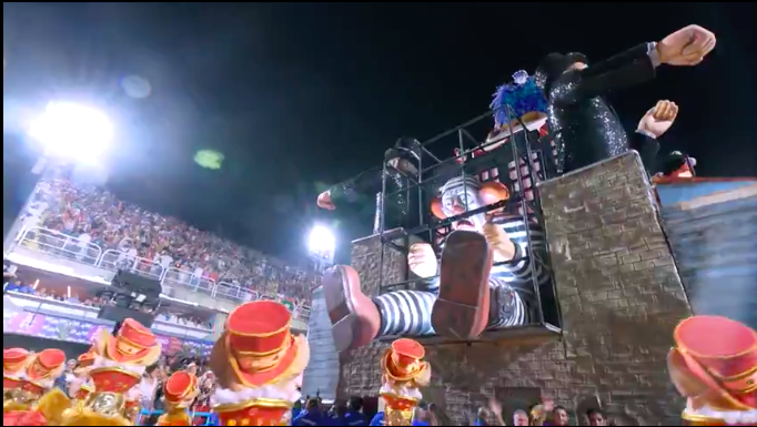 Carro da Acadêmicos de Niterói, com alusão ao ex-presidente Jair Bolsonaro , com a imagem do palhaço Bozo usando tornozeleira eletrônica