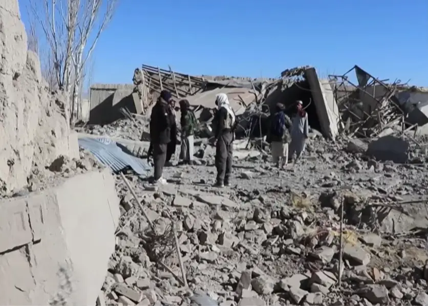 Destruição após bombardeio paquistanês no Afeganistão