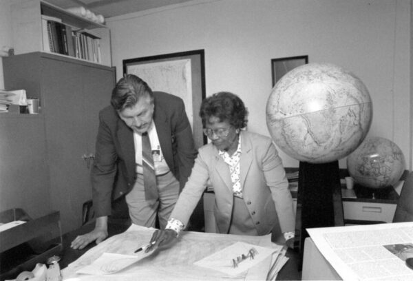 Gladys West desenvolveu os modelos matemáticos por trás dos sistemas de GPS: embora as contribuições técnicas das mulheres abranjam toda a história da cartografia, elas são difíceis de identificar e documentar