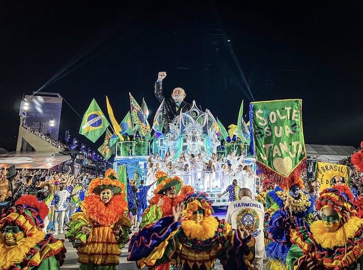 A escola de samba Acadêmicos de Niterói em desfile na Sapucaí