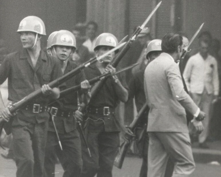 Agentes durante manifestação contra a dituadura em 1968