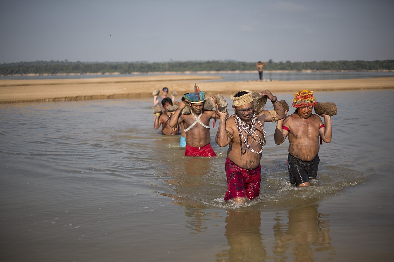 Indígenas Munduruku carregam pedras em rio Tapajós