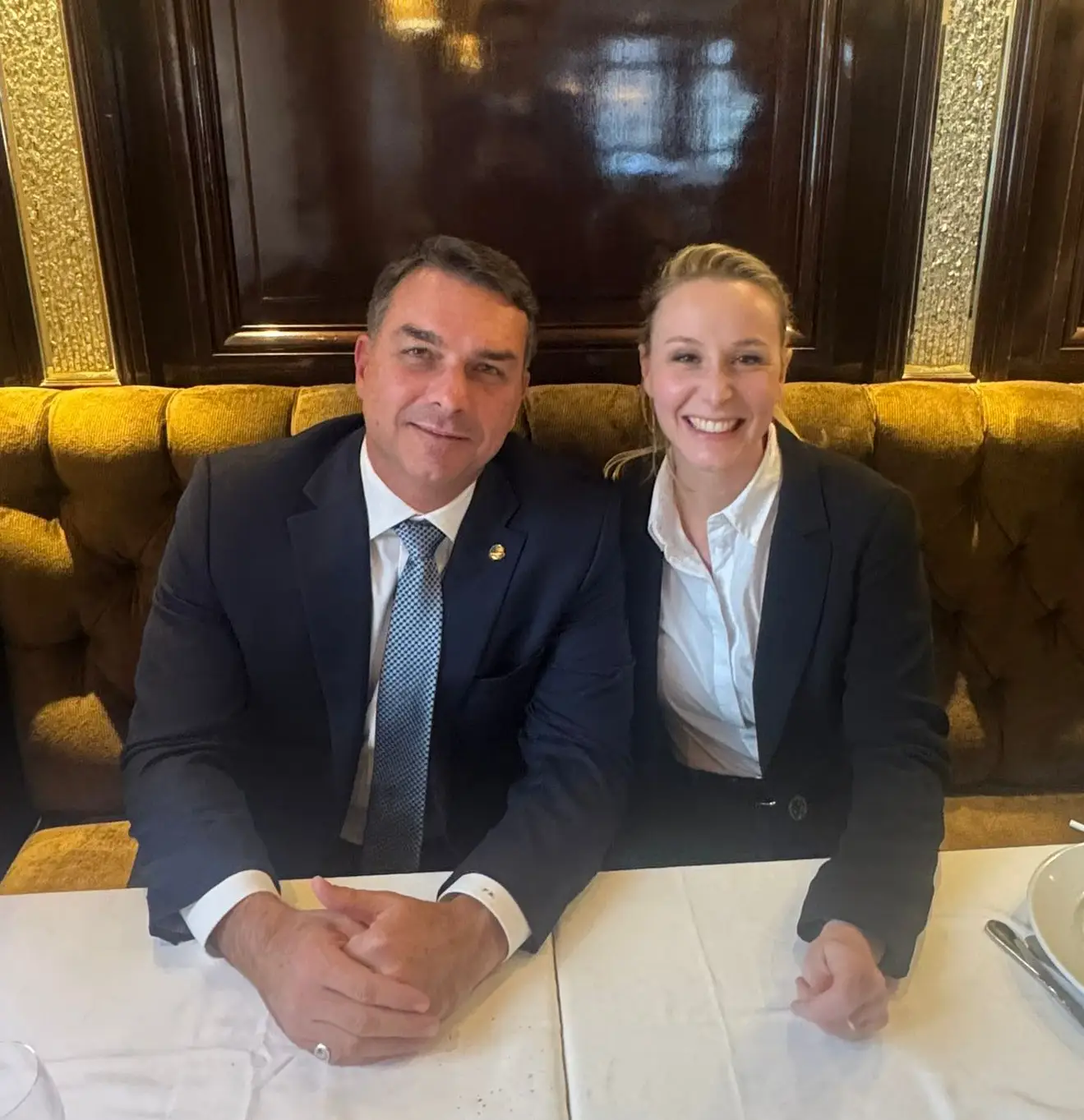Flávio Bolsonaro e Marion Maréchal se reúnem em Paris