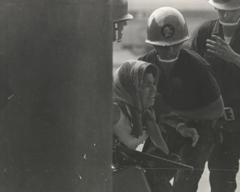 Mulher é abordada por militares durante manifestação contra a ditadura