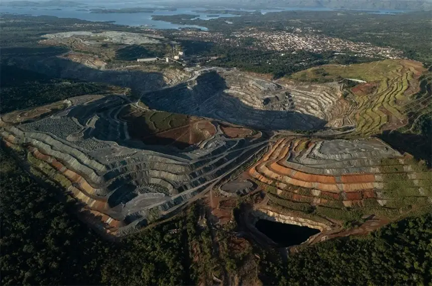 Extração de minerais de terras raras em Minaçu, em Goiás