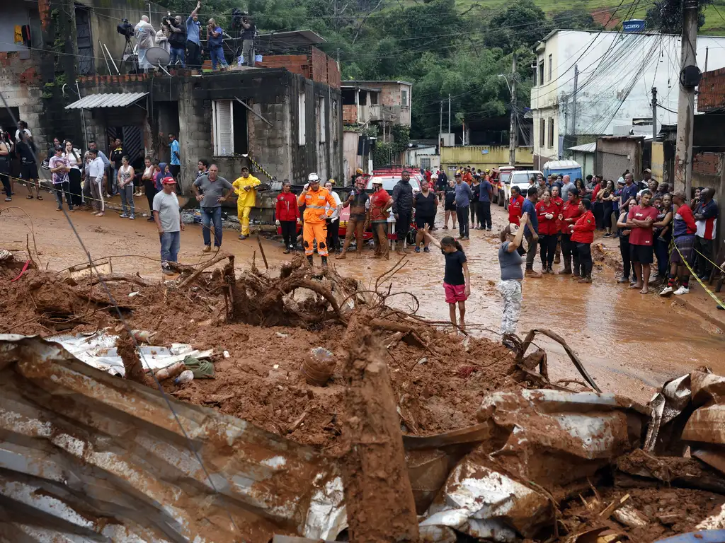 Escombros de casas soterradas por lama após chuvas em Juiz de Fora/MG