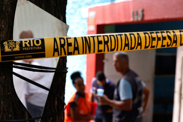 Incêndio atingiu fábrica de roupas em Ramos, zona norte do Rio de Janeiro. Local funcionava como suporte para a confecção de fantasias de diversas escolas de samba, entre elas o Império Serrano, Unidos da Ponte e Unidos de Bangu
