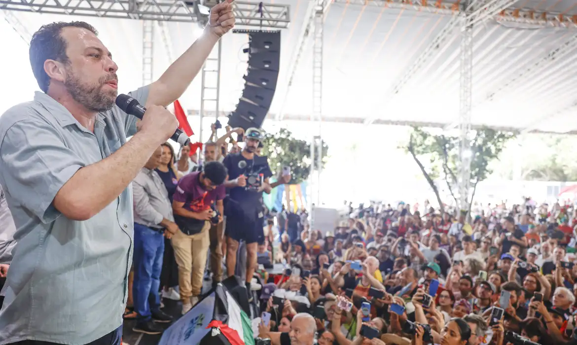 Guilherme Boulos durante fala na COP30, sediada no Brasil