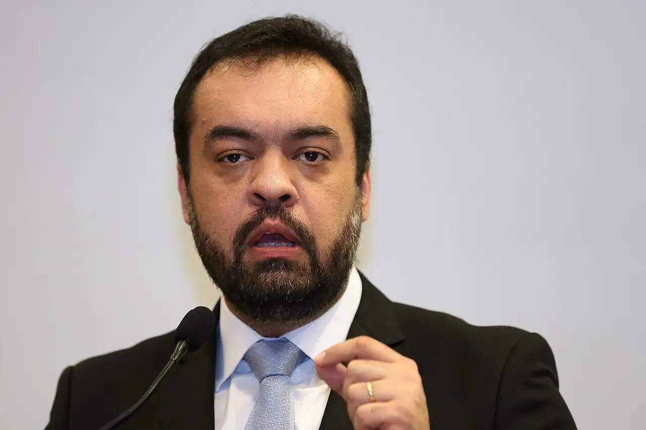 Cláudio Castro falando em microfone