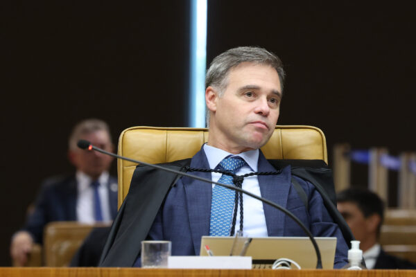 O ministro André Mendonça em sessão plenária do STF