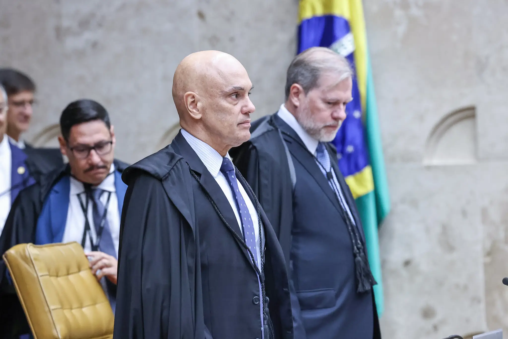 Os ministros Alexandre de Moraes e Dias Toffoli durante sessão plenário do STF