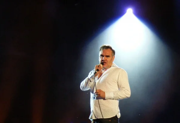 Morrissey durante show no Hop Farm Music Festival, em julho de 2011