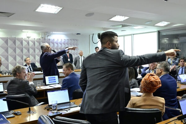 Parlamentares em sessão da CPI mista do INSS