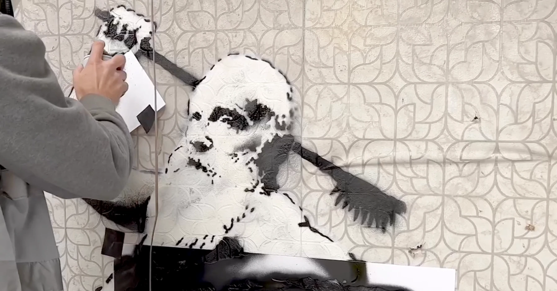 Grafite feito em Horenka, vilarejo próximo a Kiev, na Ucrânia