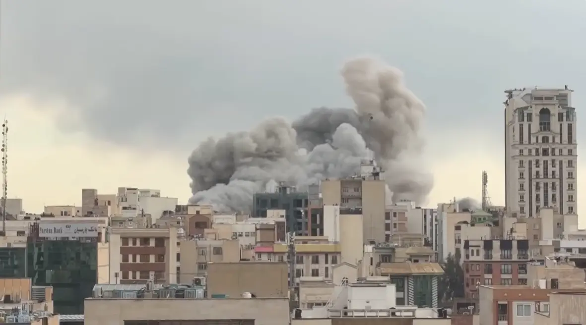 Bombardeios israelo-americanos em Teerã, capital do Irã