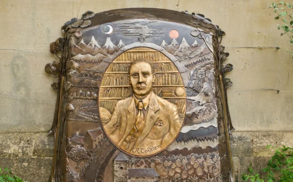 Memorial em homenagem a J.R.R. Tolkien em Pembroke College, Oxford