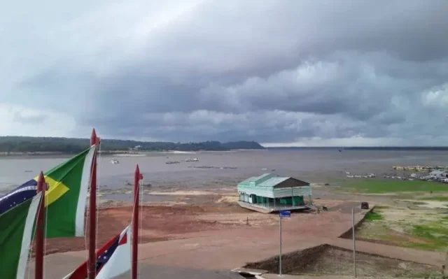 A mobilidade nesta cidade depende de um rio. Mas ele secou