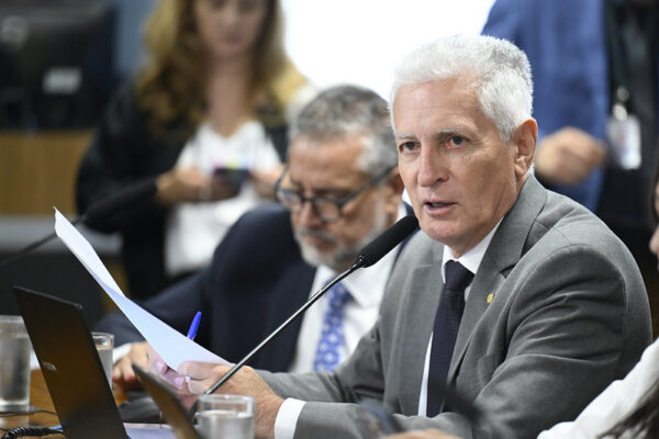 O deputado Rogério Correa (PT-MG), à bancada em pronunciamento na CPI mista do INSS