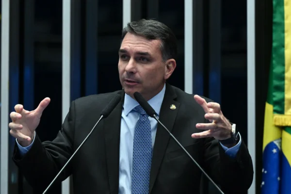 Flávio Bolsonaro durante sessão plenária no Senado
