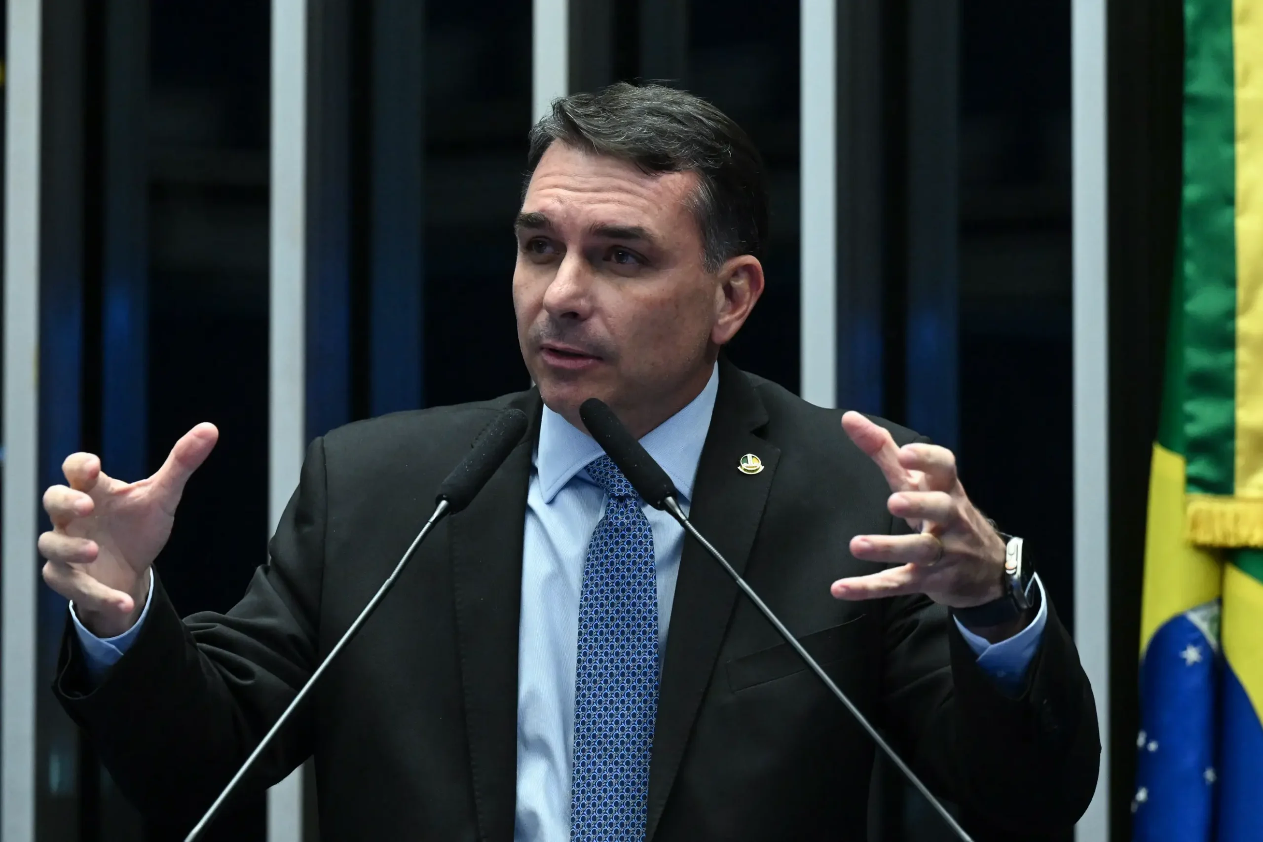 Flávio Bolsonaro durante sessão plenária no Senado