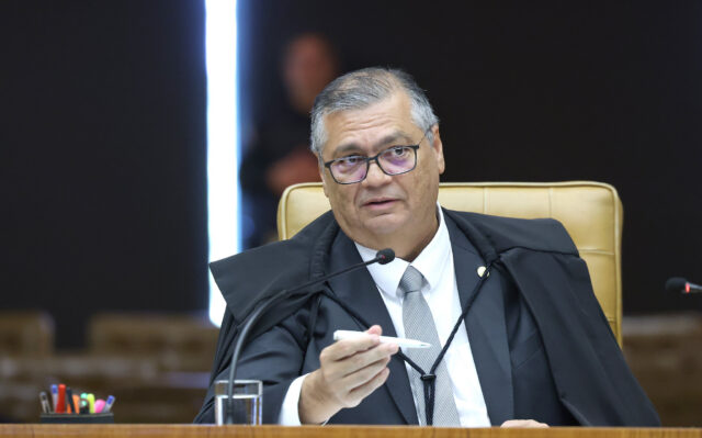 A proposta de Dino para o Judiciário tira o STF do foco da crise?