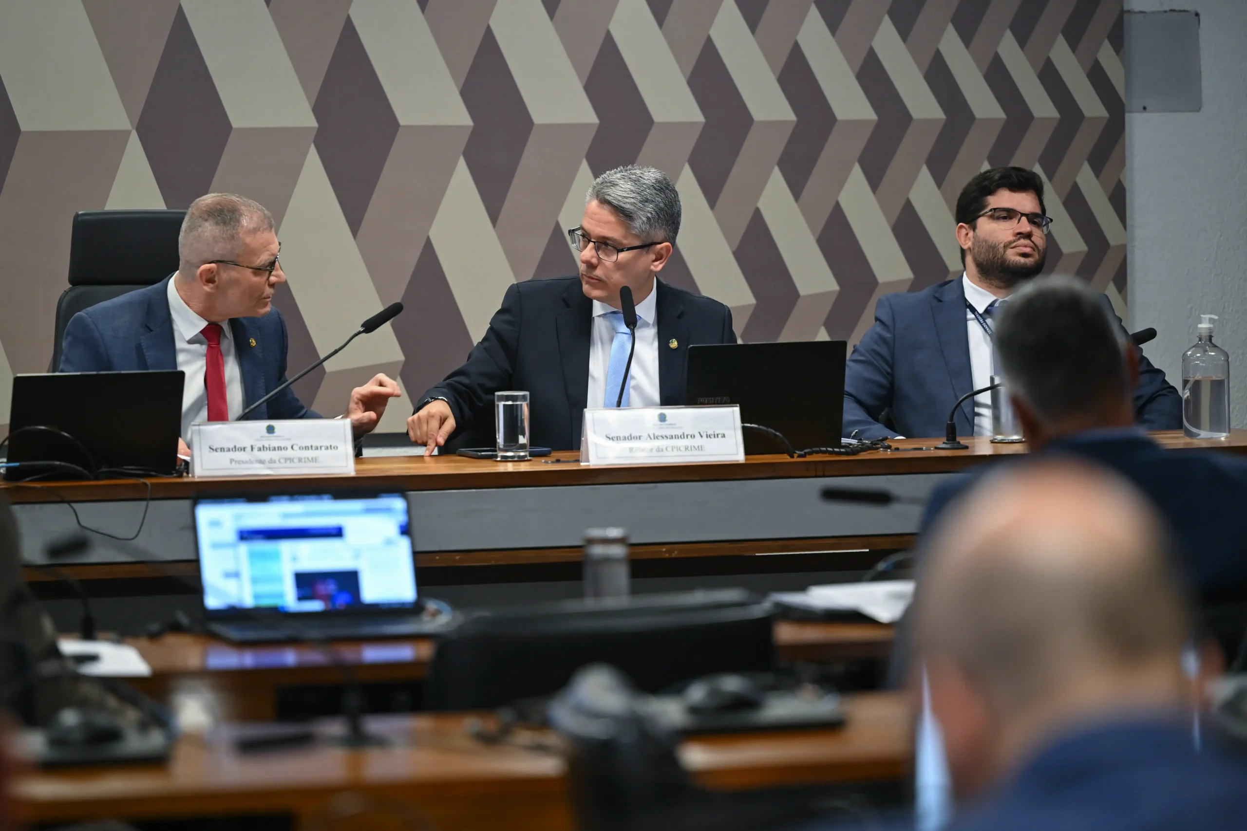 Fabiano Contarato (PT-ES), presidente da CPI do Crime Organizado, e Alessandro Vieira (MDB-SE), relator, durante última sessão do colegiado no Senado