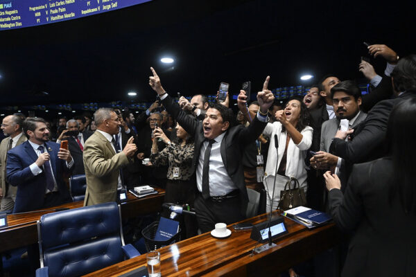 Senadores de oposição após resultado da sabatina de Jorge Messias na CCJ do Senado. Eles estão em pé e comemoram