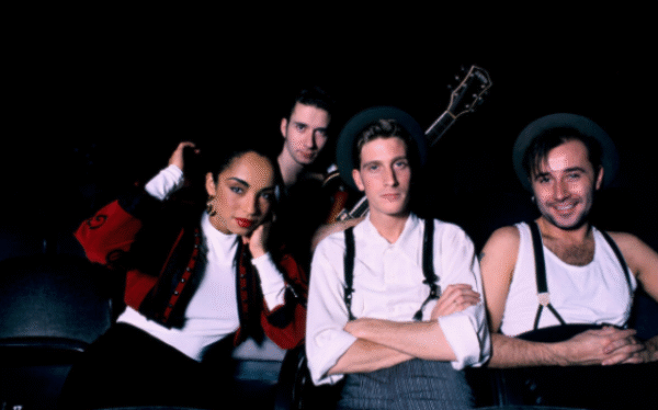 A cantora Sade em uma fotografia com os membros de sua banda em 1986
