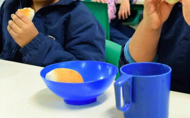 Por que oferecer café com leite em escolas infantis é um problema