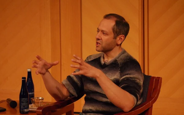 O escritor Omar El Akkad durante um simpósio em março de 2025