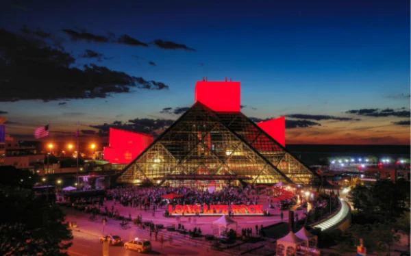 Visão aérea do Rock'n'Roll Hall of Fame em Cleveland