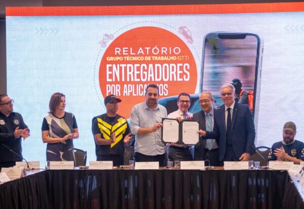 Os ministros Guilherme Boulos e Luiz Marinho com entregadores e representantes de entidades na entrega de relatório sobre entregadores por aplicativo